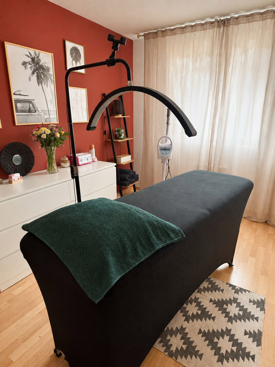 Cabine de soin cosy aux tons terracotta